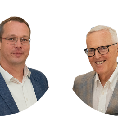 Die Perinet Geschäftsführer Dietmar Harting und Karsten Walther (von rechts) mit dem German Innovation Award 2021.