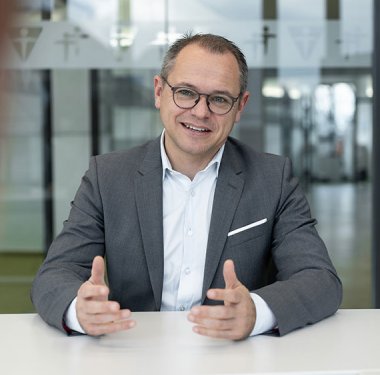 Prof. Dr. Thomas Auhuber ist Professor für Unfallmedizin und Medizinökonomie sowie Geschäftsführer der B·A·D Gesundheitsvorsorge und Sicherheitstechnik GmbH.
