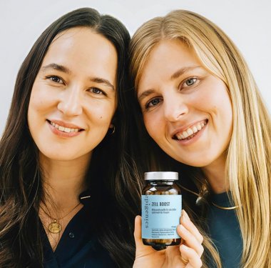 Epigenics-Gründerinnen Rebecca Atzenweiler (links) und Dr. Maria von der Wettern (rechts) mit ihrem Produkt Zell Boost optimiert für Frauen.