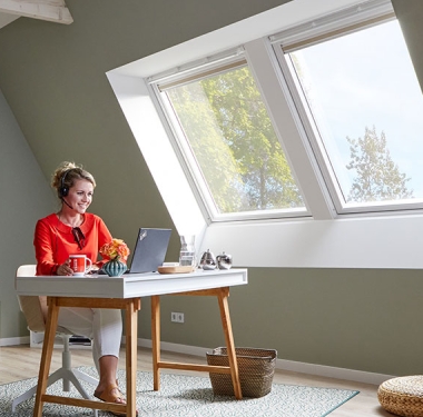 Das Dachgeschoss bietet mit viel Tageslicht optimale Voraussetzungen für ein Arbeitszimmer und schafft eine räumliche Trennung zwischen Arbeit und Privatleben.