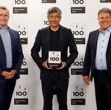 CTO Jens Kühn (links) und Research & Development Manager Alexander Schulzki (rechts) bei der Verleihung des TOP 100 Siegels