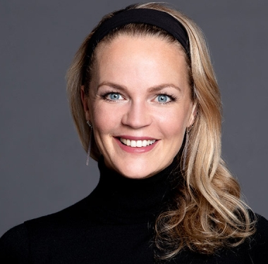 Eva Brenner ist Moderatorin mehrerer TV-Sendungen und Diplomingenieurin für Innenarchitektur.