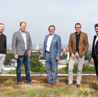 Maximilian Erdmann (Gründer & Geschäftsführer Vaira), Florian Röhrs (BREMER AG), Bürgermeister Michael Dreier, Michael Dufhues (Vorstand BREMER AG) und Frank Wolters (Geschäftsführer der Wirtschaftsförderung Paderborn). 