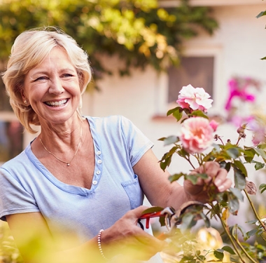 Ihre Freizeit verbringt Gaby M. am liebsten in ihrem Garten. © iStock/monkeybusinessimages