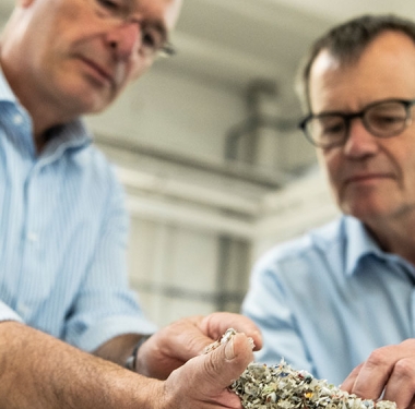 Carsten Eichert, Gründer und Geschäftsführer von RITTEC und Prof. Stephan Scholl von der TU Braunschweig beim Prüfen des Plastikmülls: Ausgangsstoff für das neue PET. (Bild: RITTEC Umwelttechnik / borowiakziehe Mathias Mensch)