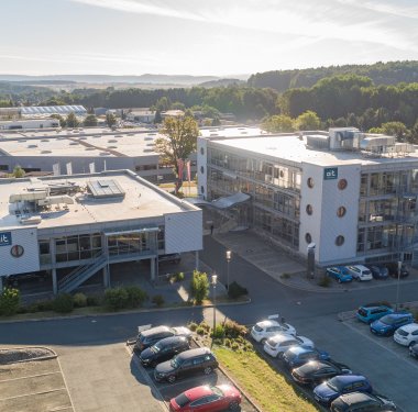 Vor über 25 Jahren im oberfränkischen Kasendorf gestartet, verbindet ait-deutschland heute die Dynamik eines Startups und die Performance eines Global Players.