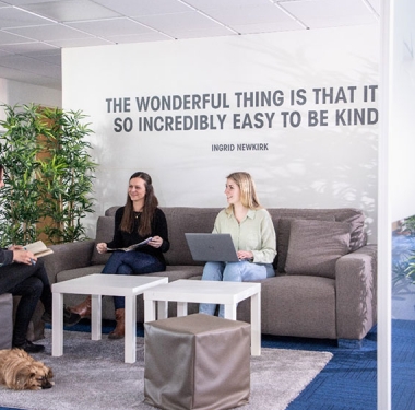 In unserem veganen Büro in Stuttgart fühlen sich sowohl Zwei- als auch Vierbeiner wohl Foto: PETA Deutschland e.V.