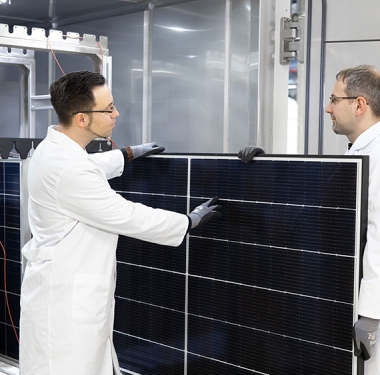 Modultest in der Qcells Zentrale für Technologie & Innovation im Solar Valley in Thalheim, Deutschland