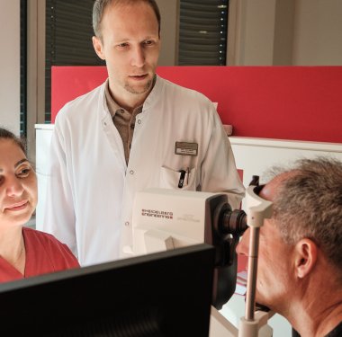Oberarzt PD Dr. med. Boris Viktor Stanzel mit einem Patienten
