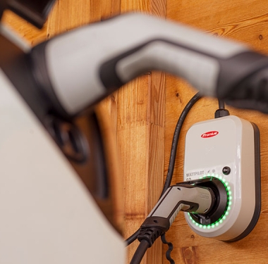 Laden, Sparen, Fahren: Mit dem Wattpilot, der intelligenten Wallbox von Fronius, können Sie eine Fahrleistung von 100 km bereits mit Ladekosten von nur EUR 1,35 erreichen.