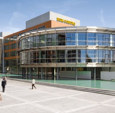 Die Coburger Zentrale der HUK-COBURG in der Willi-Hussong-Straße liegt nur wenige Schritte von der betriebseigenen Kita HUK-Wuselwald entfernt.