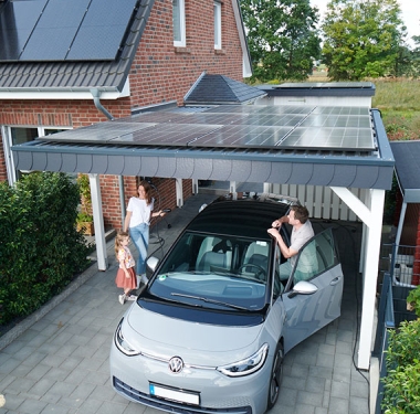 Mit Strom aus der eigenen Solaranlage ist das E-Auto besonders klimafreundlich unterwegs. Foto: E.ON/ Malte Braun