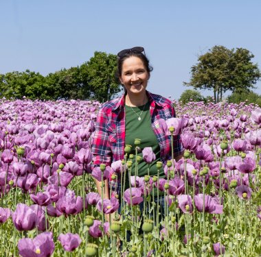 Mitten im Blaumohn-Feld: Naturland Bäuerin Bernadette Lex.