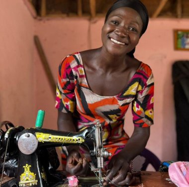 Stand With Her-Programmteilnehmerin Grace bei der Herstellung von Binden