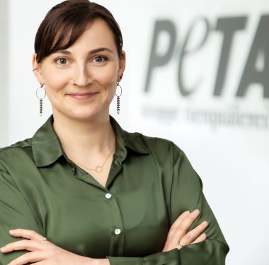 Dr. Tina Stibbe, Biochemikerin und wissenschaftspolitische Beraterin bei PETA Deutschland e. V., weiß, dass Tierversuche dringend strategisch ersetzt werden müssen. © PETA-D