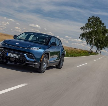 Mit einer WLTP- Reichweite von bis zu 707 km hat der Fisker Ocean Extreme die größte Reichweite aller elektrischen SUV seiner Klasse, die aktuell auf dem europäischen Markt erhältlich sind.