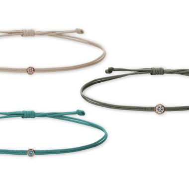 Das Moments Armband von mandana mit farbigem NewLife-Band und Nevermined lab-grown Diamant – ein feines Geschenk für Mütter, Töchter und alle Herzensmenschen. UVP ab: 189 Euro