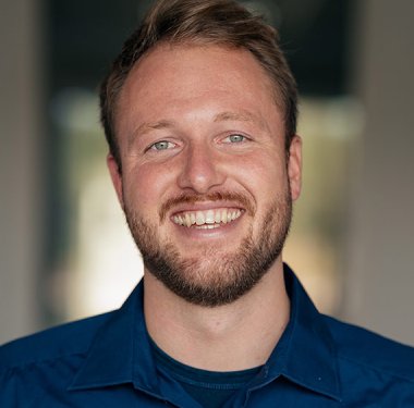 Jonas Treixler, Geschäftsführer von SKOLAWORK, hat MBA-Abschlüsse in Health Management sowie BGM und einen Bachelorabschluss in Sportwissenschaften.