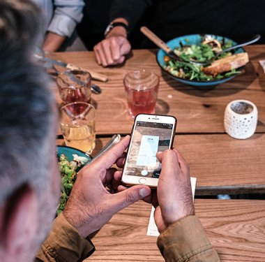 Lunchit, der digitale Essenszuschuss von Spendit, ermöglicht es Arbeitgebern, Mitarbeiter:innen ihre Mittagessenskosten steuerlich begünstigt zu erstatten.