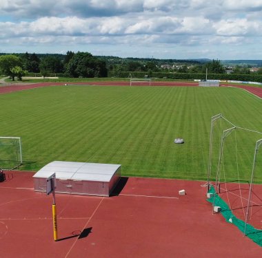 Ein Roboter mäht bis zu vier aneinanderliegende Sportplätze.