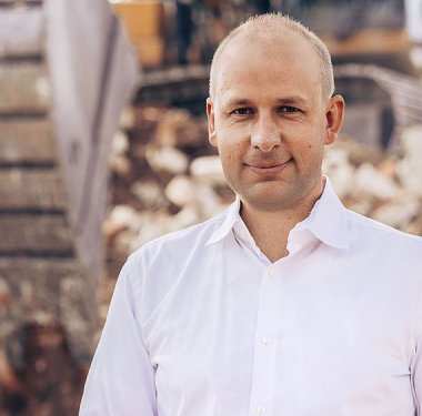 Vor der Gründung von Schüttflix sammelte Hülsewig bei Microsoft und Arvato bereits wichtige Erfahrungen in der IT- und Logistikbranche. Er ist bekannt für seinen innovativen Ansatz und seine Fähigkeit, traditionelle Branchen durch Digitalisierung und Technologie zu transformieren. Seine Führungskompetenz und sein umfassendes Verständnis im Bau, in der Logistik und der IT haben Schüttflix zu dem Vorreiter in der Baustellenlogistik gemacht.