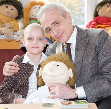 José Carreras besucht regelmäßig betroffene Patienten und Familien, um ihnen mit seinem Beispiel Mut zu geben.