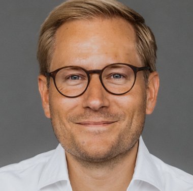 Geschäftsführer, Maximilian Achenbach erklärt die gesund.de App.