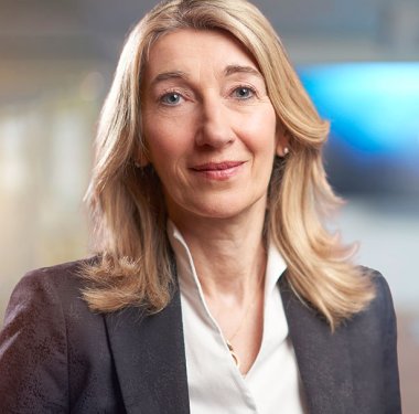 CureVac entwickelt Medikamente auf Basis von mRNA-Technologie – wie revolutionär sie Krebs bekämpfen, erklärt Chief Development Officer Dr. Myriam Mendila.