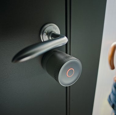 Das Linus® Smart Lock L2 Lite von Yale: schlüsselloser Komfort, leicht zu installieren – und ein Geschenk, das Sicherheit und Nachhaltigkeit verbindet.
