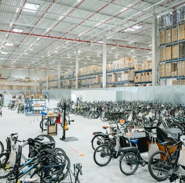 Am hochmodernen Berliner Standort bringen 20 Mechaniker:innen auf 4.000 qm E-Bikes auf Vordermann. Es gibt weitere Werkstätten in Paris, New York und Mechelen.