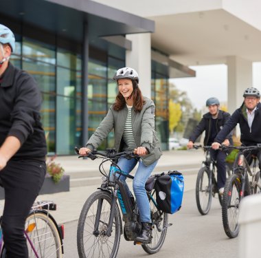 Immer in Bewegung: Vetter-Mitarbeitende pro- fitieren u.a. von attraktivem Fahrrad-Leasing.