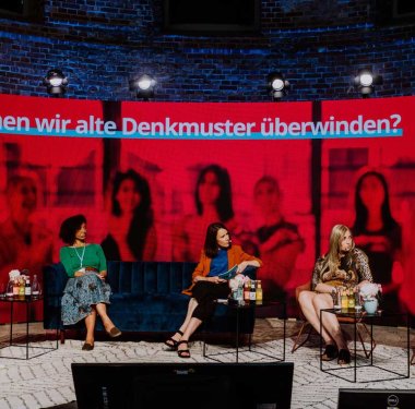 Bewusste Abkehr von männerdominierten Panels: Beim Tag der jungen Wirtschaft in Berlin gehörte die Hauptbühne ausschließlich Frauen.