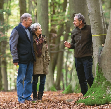Das Baumgrab wird gemeinsam mit dem FriedWald-Förster ausgesucht.