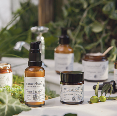 Für die naturschön Serie von alverde NATURKOSMETIK wurden alle Bestandteile der Olive verwendet und auf den Zusatz von synthetischen Silikonen, Duft- und Farbstoffen sowie Konservierungsmittel verzichtet.