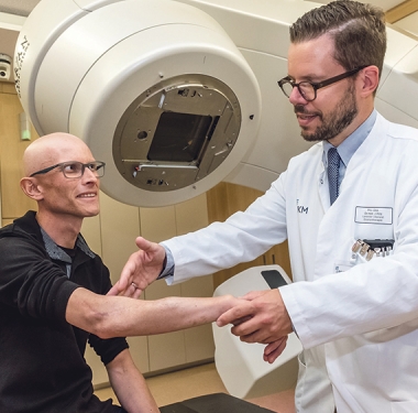 Freuen sich über den Behandlungserfolg:  Alexander MacGillivray (l.) und Privatdozent Dr. Jan Kriz. Foto: UKM/Hauss