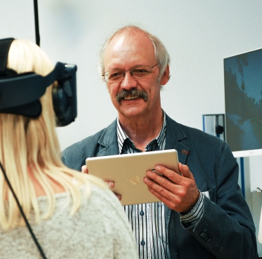 Prof. Dr. Dr. Ulrich Sprick beschreitet im Neusser Alexius/Josef Krankenhaus neue Wege und hat große Erfolge mit VR, KI und onlinebasierter Psychotherapie.