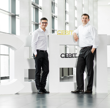 Oliver Frese (l.), CEBIT-Vorstand bei der Deutschen Messe AG,  Hannover und Marius Felzmann (r.), Geschäftsbereichsleiter CEBIT