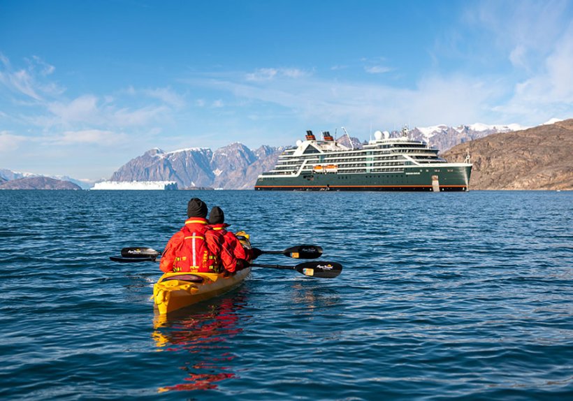 Die Seabourn Venture am Sydkap im beeindruckenden Fjordsystem des Scoresby Sund