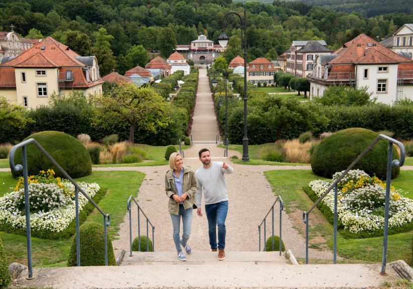 Spaziergang im Kurgarten in Bad Brückenau. © Bayerisches Staatsbad Bad Brückenau