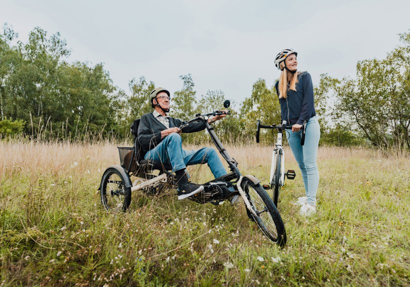 Nur wenig verjüngt Körper und Geist mehr als die frische Luft der Natur. Dank e-Bike lässt sich die Umgebung gemeinsam auf ganz neue Weise erkunden. Nur wenig verjüngt Körper und Geist mehr als die frische Luft der Natur. Dank e-Bike lässt sich die Umgebung gemeinsam auf ganz neue Weise erkunden.