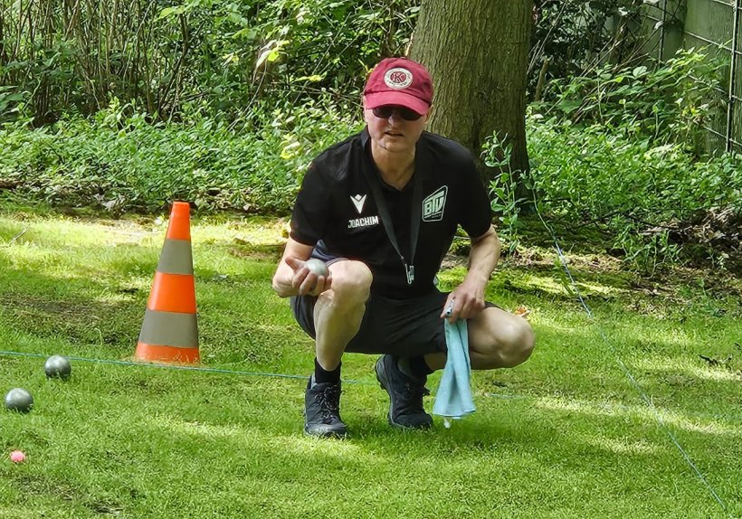 Trotz Lungenfibrose richtet Joachim Romes sein Leben neu aus – mit Boule, Musik und Hoffnung.