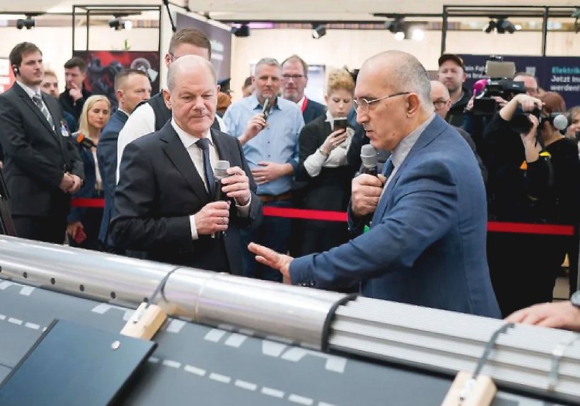 Bundeskanzler Olaf Scholz lässt sich die innovativen Solarziegel von SOLTEQ ganz genau erklären.