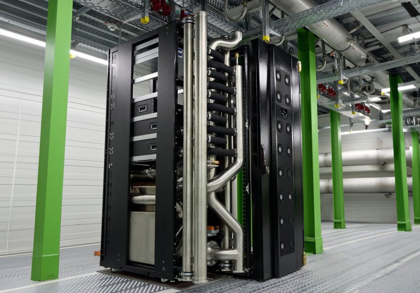 Über 1 MW Kühlleistung für direkte Chipkühlung mit Wasser: Die kompakte „Cooling Distribution Unit“ von Rittal im GSI Helmholtzzentrum für Schwerionenforschung.