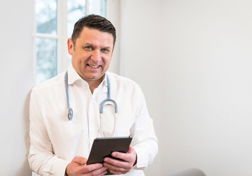 Dr. Csaba Losonc ist Gründer und Leiter des medizinischen Versorgungszentrums MEDICUM Rhein-Ahr-Eifel in Bad Neuenahr Ahrweiler. Als Orthopäde und Sportmediziner setzt er bei Arthrose auf Prävention und den frühzeitigen Einsatz moderner, regenerativer Therapien und gezielter Check-Ups, um operative Eingriffe möglichst zu vermeiden.