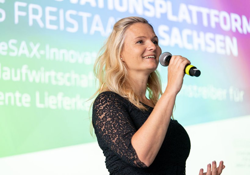 Marina Heimann, Geschäftsführerin von futureSAX, in ihrem Element: der Blick in die Zukunft auf dem Innovationsforum am 15.09.2022. Foto: Kirsten LassigMarina Heimann, Geschäftsführerin von futureSAX, in ihrem Element: der Blick in die Zukunft auf dem Innovationsforum am 15.09.2022. Foto: Kirsten Lassig