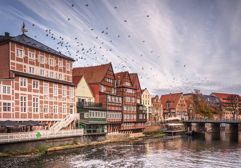 Lüneburg an der Ilmenau: Backsteingotik und Fachwerk prägen die Altstadt, das Wasser verbindet Geschichte mit lebendigem Alltag.