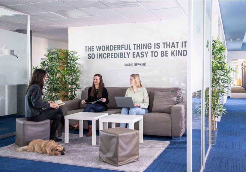 In unserem veganen Büro in Stuttgart fühlen sich sowohl Zwei- als auch Vierbeiner wohl Foto: PETA Deutschland e.V.