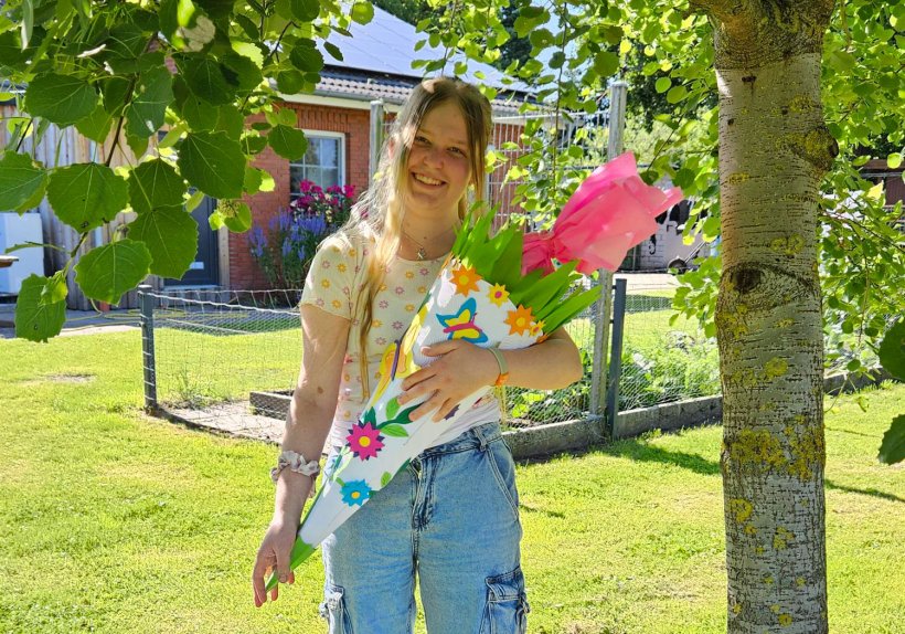 Madlene (18) hat Neurofibromatose Typ 1. Operationen und Therapien prägen ihr Leben – doch sie sagt sich: „Alles wird gut und glaub an dich.“ Madlene (18) hat Neurofibromatose Typ 1. Operationen und Therapien prägen ihr Leben – doch sie sagt sich: „Alles wird gut und glaub an dich.“