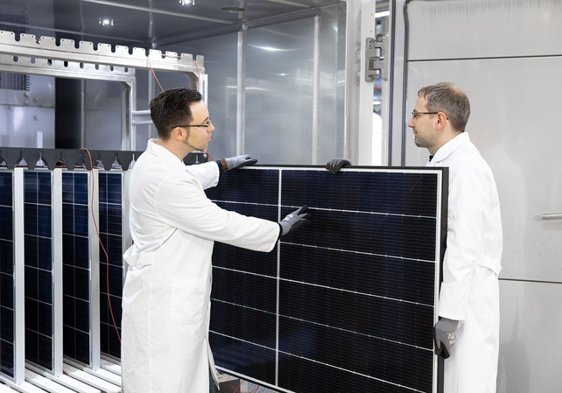 Modultest in der Qcells Zentrale für Technologie & Innovation im Solar Valley in Thalheim, Deutschland