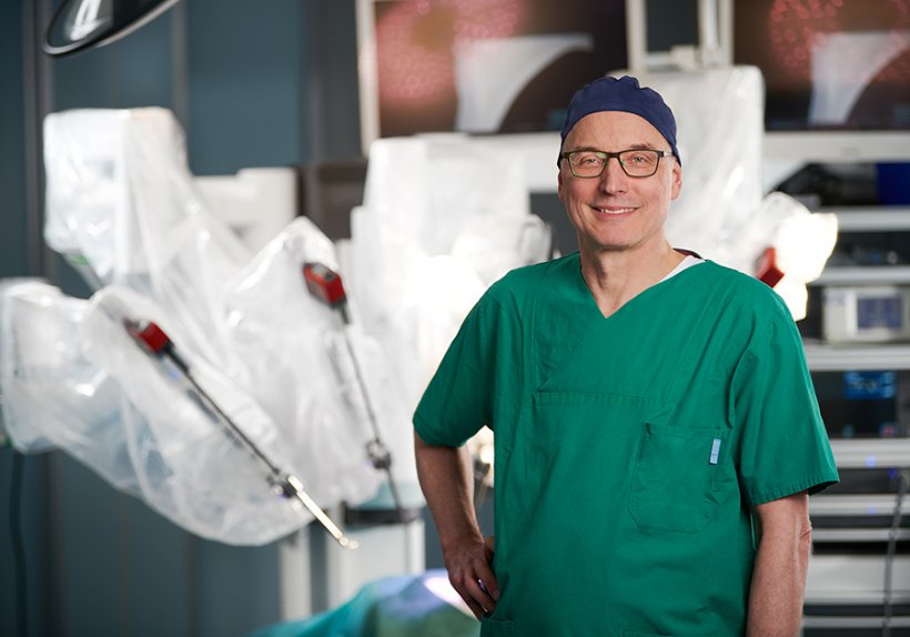 Priv.-Doz. Dr. med. Jörn H. Witt, Chefarzt der Klinik für Urologie, Kinderurologie und Urologische Onkologie am St. Antonius-Hospital Gronau und Leiter des PZNW – ProstataZentrum NordWest ist ein international anerkannter Experte für roboterassistierte Ch